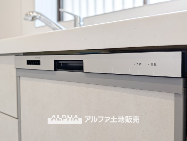 府中市住吉町３丁目の中古一戸建のキッチン|【Food washing machine】
◆食洗機◆お子様の面倒を見れる時間が増え時短になります。加えて手荒れも防げてしかも節水が高い為、大変人気があり重宝します。