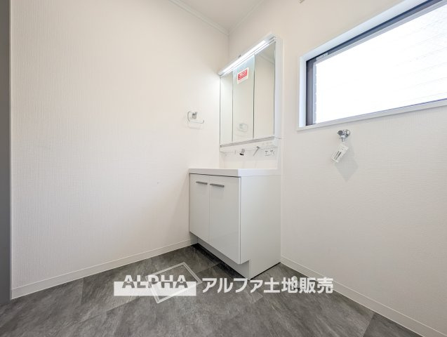 府中市住吉町３丁目の中古一戸建のランドリースペース|【Laundry space】
◆ランドリースペース◆広々した空間で雨の日でも十分に洗濯物を乾かすことが出来ます。バスルームには浴室換気乾燥機も付いているので重宝しますね。