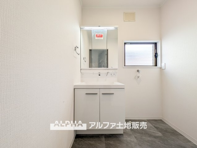 府中市住吉町３丁目の中古一戸建の独立洗面台|【Vanit】◆洗面台◆身支度がしやすい洗面台は、収納力にも配慮した設計。朝の準備から帰宅後まで、家族みんなが使いやすい空間です。