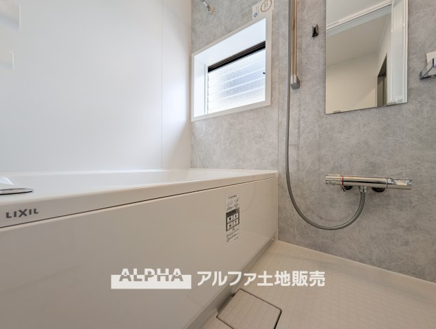 府中市住吉町３丁目の中古一戸建の浴室|【Clean space】
◆浴室◆清潔感のあるバスルームは、お手入れもしやすい設計。浴室乾燥機付きで、雨の日の洗濯や湿気対策にも便利です。