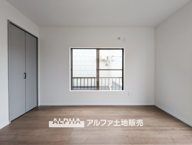 府中市住吉町３丁目の中古一戸建の洋室|【multi room】
◆多用途に使える一室◆収納やワークスペースとしても活用できる洋室。家族構成やライフスタイルに合わせて柔軟に使える空間です。