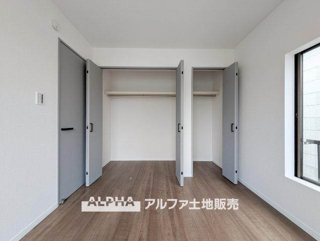 府中市住吉町３丁目の中古一戸建の収納|【closet】
◆クローゼット◆各居室のクロゼットは大好きな服、大事なバッグやアクセサリー、そして大切な思い出の品々。そんなものを傍らにそっと置いておきたい場所です。