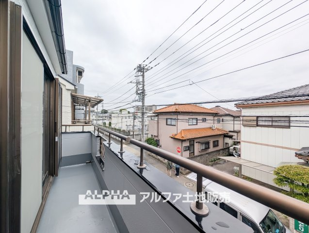 府中市住吉町３丁目の中古一戸建のバルコニー|【Balcony】◆バルコニー◆日当たりの良いバルコニーは、洗濯物がよく乾くだけでなく、外の空気を感じながらひと息つける場所。暮らしに心地よい余白をもたらします。