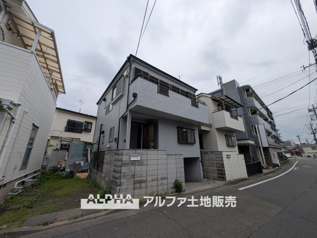 府中市住吉町３丁目の中古一戸建の前面道路含む現地写真|【Blue Moment】◆空を感じるひととき◆
空を見上げる時間が、暮らしに少しの余白をつくる。そんな穏やかな瞬間がここにある。