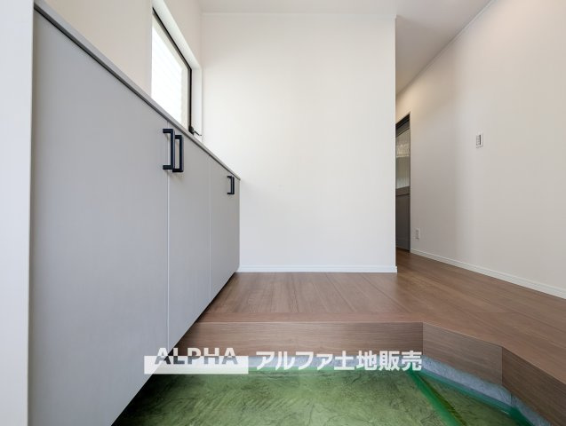 府中市住吉町３丁目の中古一戸建の玄関|【Welcome Space】
◆玄関◆帰宅時にほっとできる、穏やかな空気感の玄関。整った空間が日々の切り替えを自然にサポートし、来客時にも好印象を与えます。