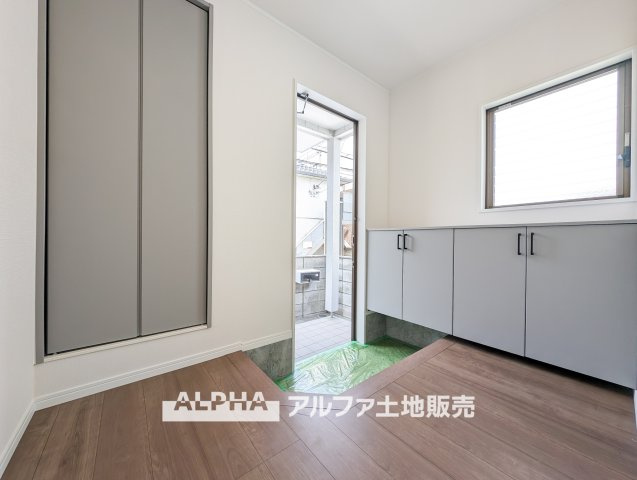 府中市住吉町３丁目の中古一戸建の玄関|【Entrance Design】
◆玄関◆出入りのたびに気持ちが整うような落ち着きある玄関空間。シンプルな構成で使いやすく、住まい全体の印象をやわらかく引き立てます。