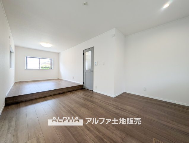 府中市住吉町３丁目の中古一戸建の居間・リビング|【A warm space】◆心がほどける場所◆
ゆとりある空間が、日常に静かな余白をつくる住まい。人を迎えることが自然になり、暮らしのリズムも穏やかに整っていく。