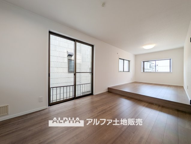 府中市住吉町３丁目の中古一戸建の居間・リビング|【Gentle Time】◆やさしい時間が流れる場所◆
包み込むような空間が、日々の緊張をそっと解く。ここで過ごすうちに、時間も人との関係も、心地よく変化していく。
