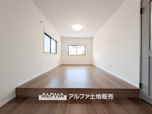 府中市住吉町３丁目の中古一戸建の居間・リビング|【Calm Days】
◆穏やかな日常へ◆
やわらかな光に包まれた空間が、忙しさを静かにほどいていく。ここで重ねる時間が、暮らしの輪郭を少しずつ整えていく。