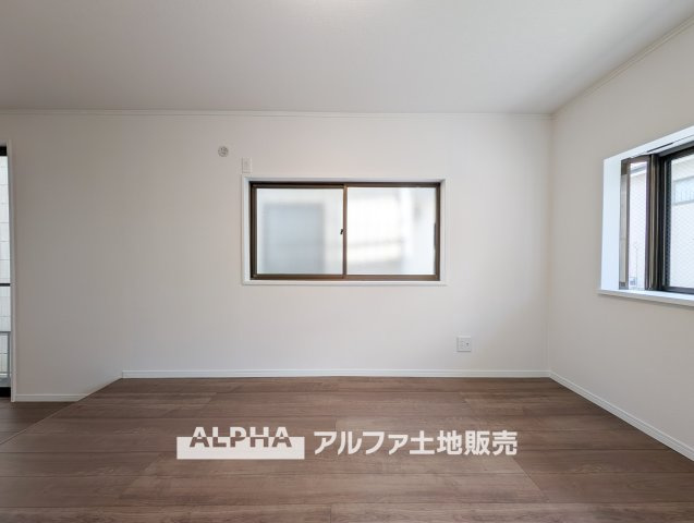 府中市住吉町３丁目の中古一戸建の居間・リビング|【Warm Light】
◆ぬくもりに満ちた場所◆
差し込む陽だまりが、心の奥までやさしく照らす。過ごすほどに、この場所が帰りたくなる存在へと変わっていく。