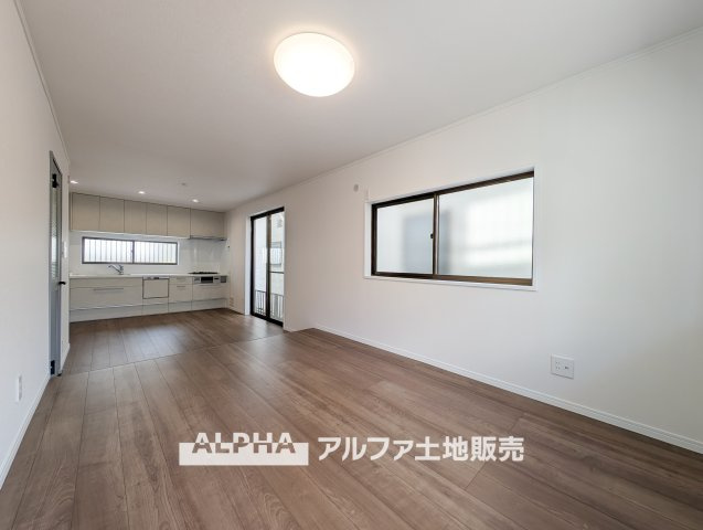 府中市住吉町３丁目の中古一戸建の居間・リビング|【Quiet Comfort】
◆静けさとともに◆
外の喧騒を忘れさせる落ち着きが、日々に余白を生む。ここでの時間が、自然と笑顔を増やしていく。