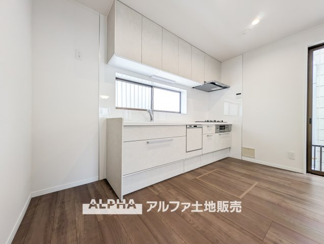 府中市住吉町３丁目の中古一戸建のキッチン|【Daily Comfort】
◆毎日を整える空間◆使いやすさに配慮されたキッチンは、料理をする時間まで楽しく感じられる場所。暮らしのリズムに自然と馴染み、心地よい日常を演出します。