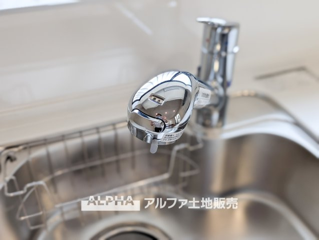 府中市住吉町３丁目の中古一戸建のキッチン|【Water cleaner】
◆浄水器◆蛇口から流れ出すお水はクリーンでいつも楽しめます。また浄水器内臓シャワー混合栓なので場所取らずのスッキリとしたスタイルです。