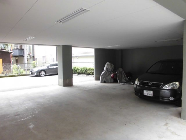 フォレステージ西早稲田の駐車場