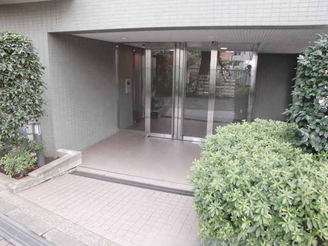 フォレステージ西早稲田のエントランス