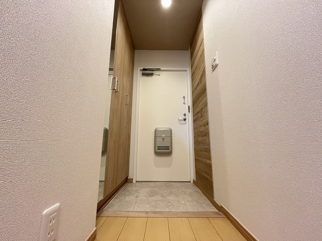 メゾンドールウイングヒルズの玄関