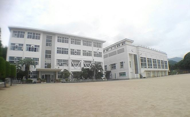 大和町戸建の周辺|日宇中学校