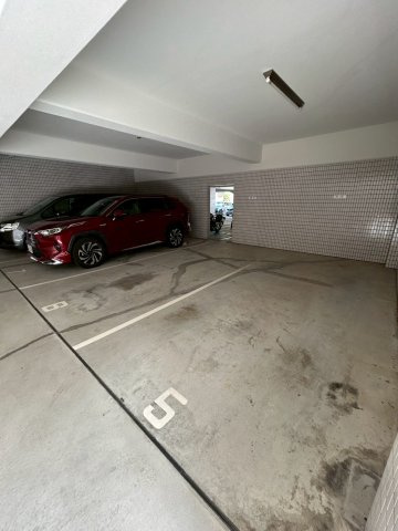 パレ・ルミエール岡本の駐車場