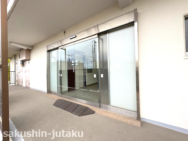花見川サンハイツのエントランス