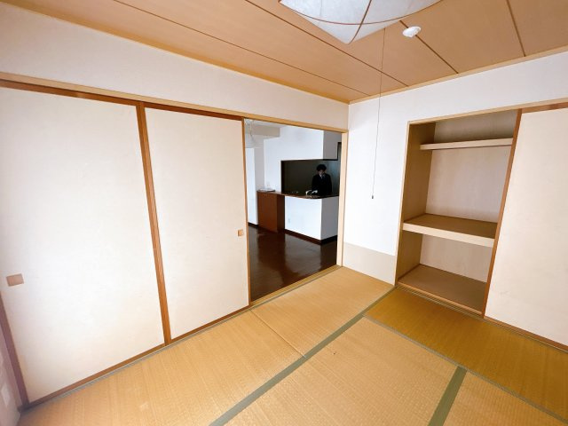 いわき市平城東三丁目 セレーノ城東グランマークス903 抜群の眺望！随時内覧可能です　不動産プラスの和室|6帖和室別角度です。通しの間になっているので様々なお部屋の使い方ができます。収納もございます。