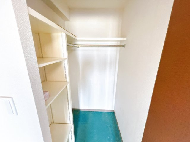 いわき市平城東三丁目 セレーノ城東グランマークス903 抜群の眺望！随時内覧可能です　不動産プラスの収納|東側洋室のWICです。棚とハンガーパイプが備え付けられているのでお洋服をきちんと収納可能です。
