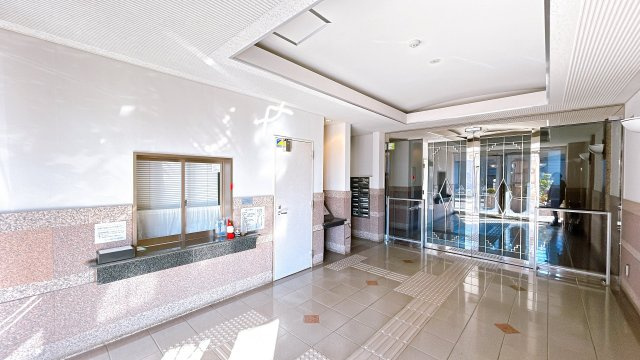 いわき市平城東三丁目 セレーノ城東グランマークス903 抜群の眺望！随時内覧可能です　不動産プラスのエントランス|エントランスです。平日は管理人さんが常駐しております。防犯面も安心です。