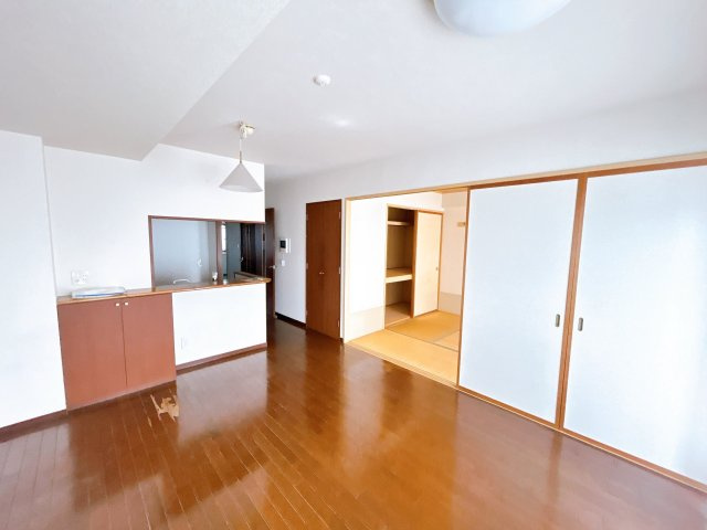 いわき市平城東三丁目 セレーノ城東グランマークス903 抜群の眺望！随時内覧可能です　不動産プラスの居間・リビング|リビングです。ハウスクリーニングを行います。対面キッチンになっているのでお子様の様子を伺いながらお料理できます。