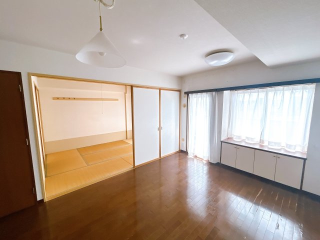 いわき市平城東三丁目 セレーノ城東グランマークス903 抜群の眺望！随時内覧可能です　不動産プラスの居間・リビング|リビング別角度です。ハウスクリーニングを行います。南面に窓があり明るいお部屋になっています。続き間和室になっていて広々とご利用いただけます。