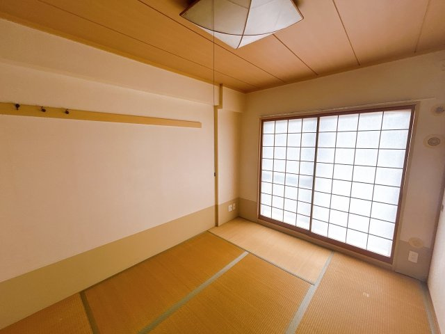 いわき市平城東三丁目 セレーノ城東グランマークス903 抜群の眺望！随時内覧可能です　不動産プラスの和室|リビング隣の約6帖の和室です。南面に窓があるので明るいお部屋になっています。リビングと通しの間としてもご利用いただけます。