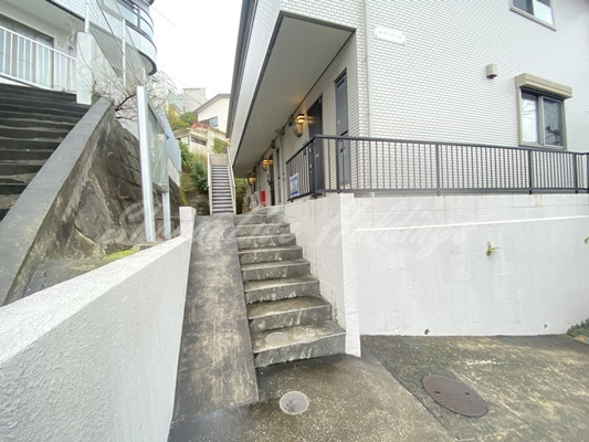 横浜市港南区上大岡東２丁目のアパートのエントランス