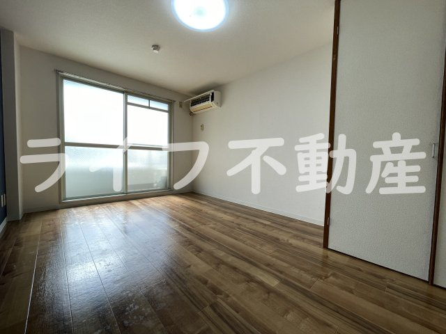 ベルハイム長瀬駅前の居間・リビング|こちらのリビングで趣味の時間をお楽しみください