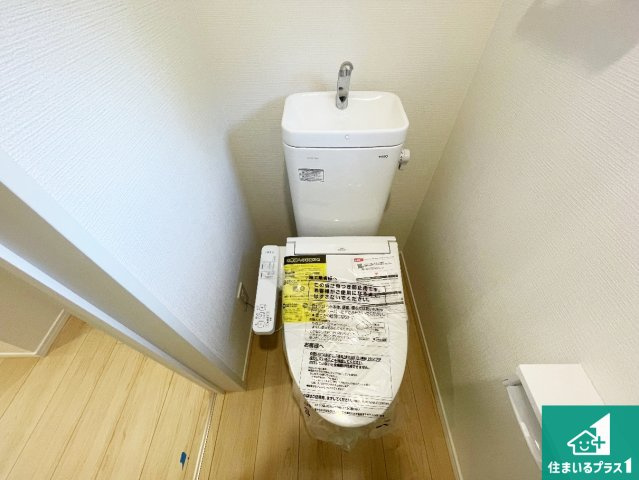 西脇市西脇　第12期　新築一戸建てのトイレ|1・2階の2ヶ所にあるので、朝の忙しい時間の順番待ちもなく、深夜の利用にも大変便利です。