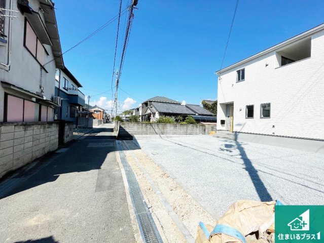西脇市西脇　第12期　新築一戸建ての前面道路含む現地写真|周辺は閑静な住宅街！前面道路広々で車の出し入れも便利です。駐車が苦手な方でも安心して車庫入れできます！