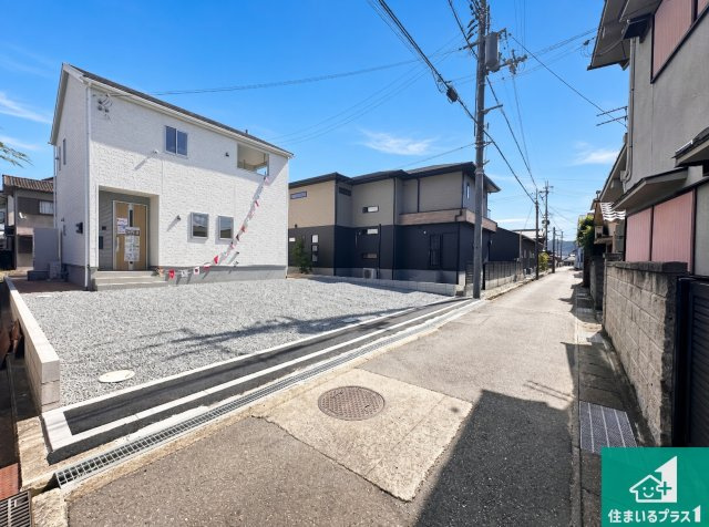 西脇市西脇　第12期　新築一戸建ての前面道路含む現地写真|周辺は閑静な住宅街！前面道路広々で車の出し入れも便利です。駐車が苦手な方でも安心して車庫入れできます！