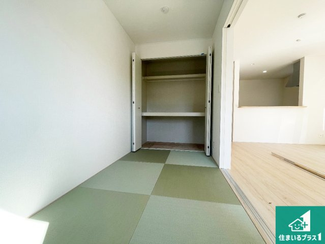 西脇市西脇　第12期　新築一戸建ての和室|一室あると便利な和室は客間としてだけでなく、小さなお子様のプレイルームや食後のくつろぎスペースとしてもご利用いただけます。収納もついていますので大活躍間違いなし！
