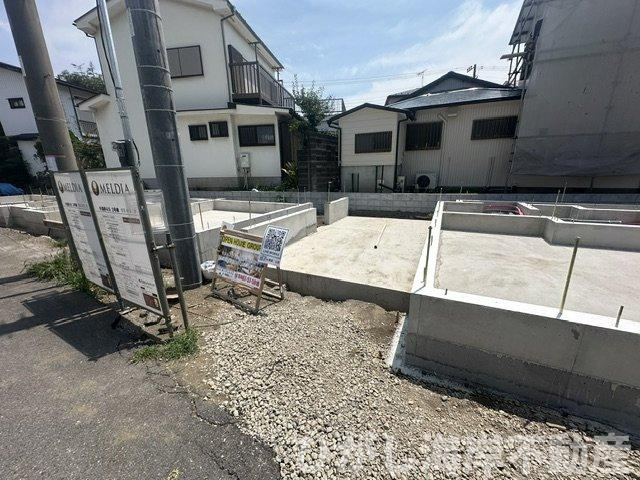 茅ヶ崎市中海岸　新築戸建　全３棟の駐車場|8月1日撮影　建築中　駐車スペース
