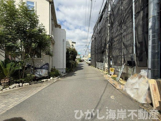 茅ヶ崎市中海岸　新築戸建　全３棟の前面道路含む現地写真|8月1日撮影　建築中　現地外観