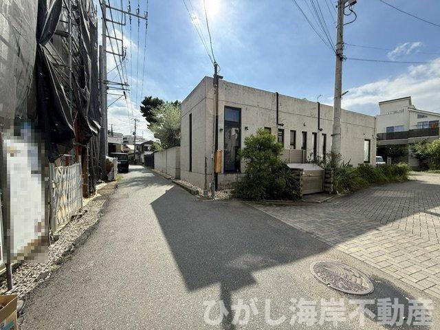 茅ヶ崎市中海岸　新築戸建　全３棟の前面道路含む現地写真|8月1日撮影　建築中　現地外観