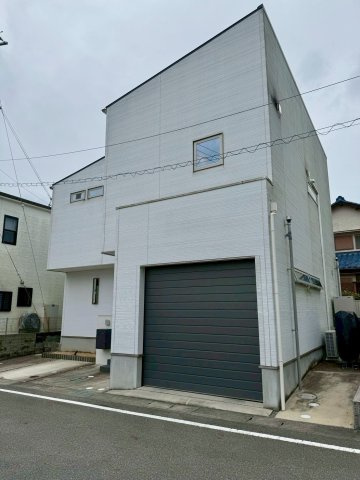 大津市国分2丁目　中古戸建ての外観|ビルトインガレージが映える、白基調のスタイリッシュな外観