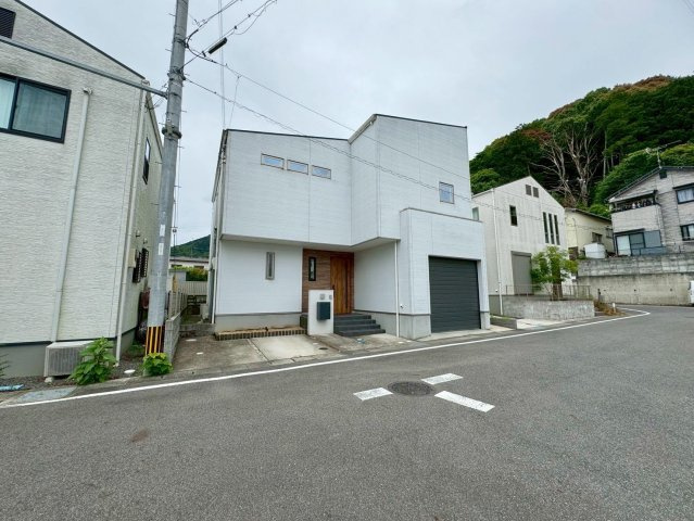 大津市国分2丁目　中古戸建ての前面道路含む現地写真|緑を望む落ち着いた住環境に佇む、開放感あるモダン邸宅