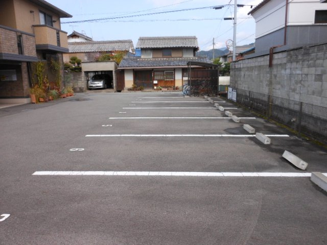 ゴマリジャーディンの駐車場