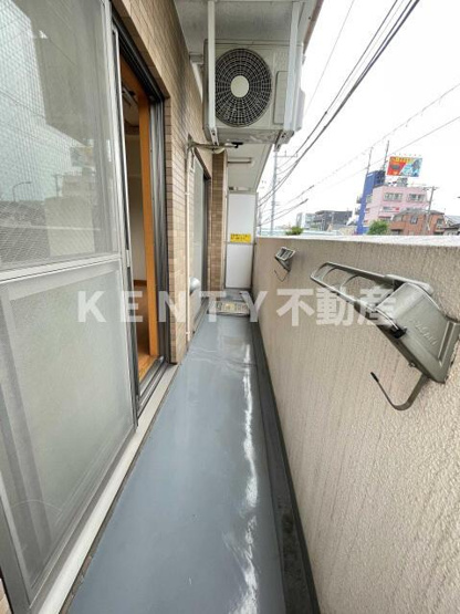 【バルコニー】 | スカイコート田園調布 | 外からの目が気にならないバルコニーで洗濯物が干せます
