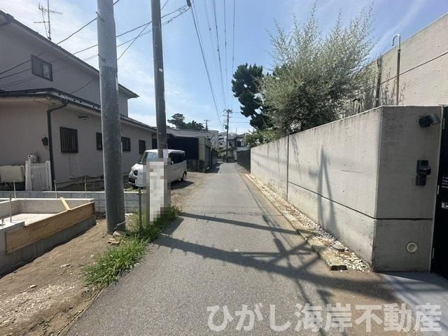 茅ヶ崎市中海岸　新築戸建　全３棟の前面道路含む現地写真|8月1日撮影　建築中　現地外観