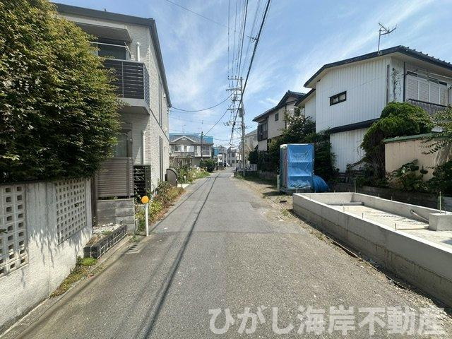 茅ヶ崎市中海岸　新築戸建　全３棟の前面道路含む現地写真|8月1日撮影　建築中　現地外観