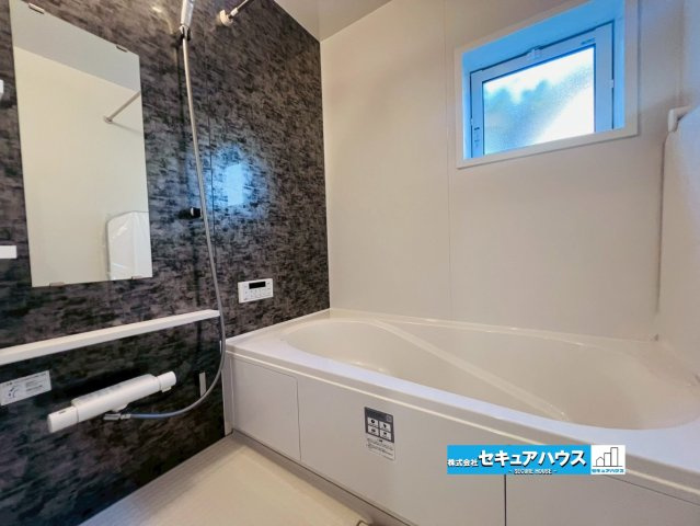 【同施工物件ご案内可能】知多市寺本新町2丁目　全1棟の内観：施工例|【浴室イメージ】
◆アクセントパネルで落ち着きのある雰囲気を演出します。毎日の疲れを癒やすバスタイムをお楽しみ下さい！
◆窓付きで、カビの繁殖を抑える効果があります。