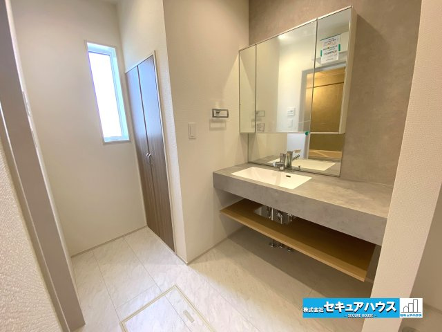 【本日ご案内可能】知多市寺本新町2丁目　全1棟の浴室|【浴室】
◆アクセントパネルで落ち着きのある雰囲気を演出します。毎日の疲れを癒やすバスタイムをお楽しみ下さい！
◆窓付きで、カビの繁殖を抑える効果があります。