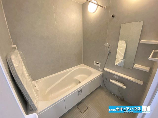 【本日ご案内可能】知多市寺本新町2丁目　全1棟のトイレ|【高機能トイレ】
◆高機能トイレの多くは便器のフタの開閉が自動であり、使用後に手動で水を流す面倒もなく非常に便利です。スタイリッシュな見た目で、お掃除しやすく、節水効果が高いです。
