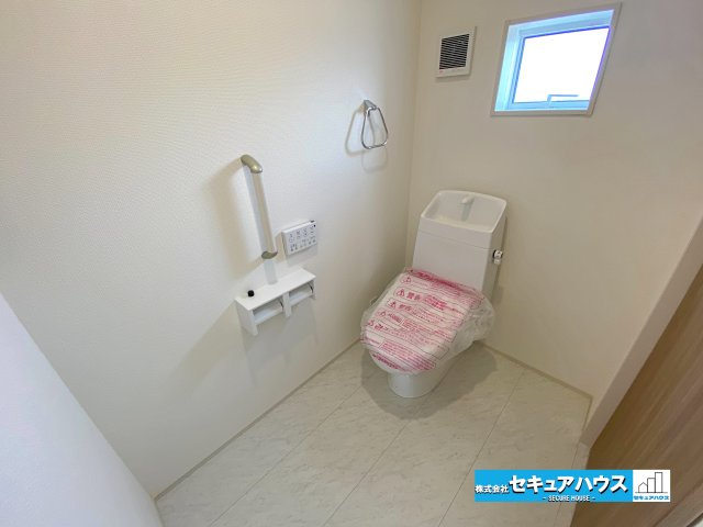 【本日ご案内可能】知多市寺本新町2丁目　全1棟の洋室|【洋室】
◆広々とした居住空間は日々の暮らしを彩り、心のやすらぎと満足感を与えてくれます。通風と採光を考慮した設計は子供たちはのびのび育ち、家族でくつろぎと団らんを生み出します。