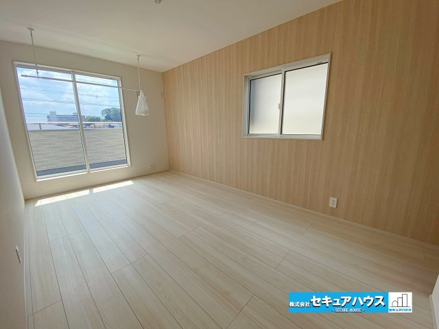 【本日ご案内可能】知多市寺本新町2丁目　全1棟の洋室|【洋室】
◆家族一人ひとりの大切なプライベート空間。趣味に合わせて使って頂けるようシンプルに仕上げてあります。暮らし心地を大きく左右する収納を、適材適所に配置し使い勝手を考慮しました。　