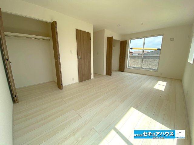 【本日ご案内可能】知多市寺本新町2丁目　全1棟のバルコニー|【バルコニー】
◆見晴らしもよく、太陽の温かな温もりをめいっぱい受け止めてくれます。
太陽の光と爽やかな風を受けたお洗濯物はあっという間に乾き、取りこむ時には太陽の匂いを感じられそうですね。　